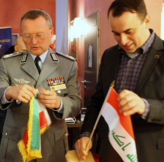 Teilweise erschütternde Erfahrungen machte Oberstleutnant Jörg Struckmeier (links) im Irak. Neben ihm der Vorsitzende der Europa-Union Marcus Oberstedt  Foto: ek