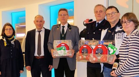 Sascha Ringe  von Volksbank Volksbank Osterholz Bremervörde (2. v. li.) überreichte am Dienstag drei Defibrillatoren an die Gewinner*innen aus Garlstedt, Lilienthal und Osterholz-Scharmbeck.  Foto: lse