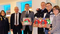 Sascha Ringe  von Volksbank Volksbank Osterholz Bremervörde (2. v. li.) überreichte am Dienstag drei Defibrillatoren an die Gewinner*innen aus Garlstedt, Lilienthal und Osterholz-Scharmbeck.  Foto: lse