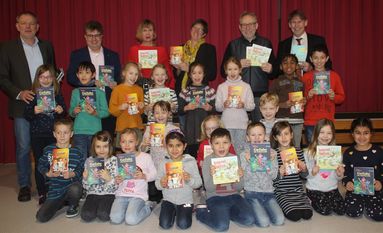 Da kam echte Freude auf. Mitglieder des Rotary Club Bremervörde-Zeven und dem Inner Wheel Club Nordheide verteilten an die Grundschüler der „Klenkendorfer Mühle“ in Brillit und der Grundschule in Karlshöfen kindgerechte Literatur.  Foto: im