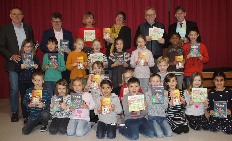 Da kam echte Freude auf. Mitglieder des Rotary Club Bremervörde-Zeven und dem Inner Wheel Club Nordheide verteilten an die Grundschüler der „Klenkendorfer Mühle“ in Brillit und der Grundschule in Karlshöfen kindgerechte Literatur.  Foto: im