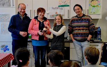 Pastor Volker Rosenfeld und Almut Schmidt (v.l.) freuten sich über die Spende, die Katja Poppe im Namen der Vörder Seefee überreichte. Zudem gab es ein Konzert mit dem Musiker Robert Carl Blank im Stadtteilladen. Foto: Ralf G. Poppe