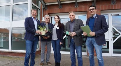 Auf der Suche nach privaten und öffentlichen Garten- und Parkbesitzern (v.l.): Bürgermeister Guido Dieckmann, Martin Borgwart von der Gemeinde Beverstedt, Julia Weber vom Regionalforum Unterweser, Wilfried Töpfer vom „Grünen Kreis“ Bremerhaven und Sven Sonström als Vertreter der Gemeinde Loxstedt.  Foto: khe