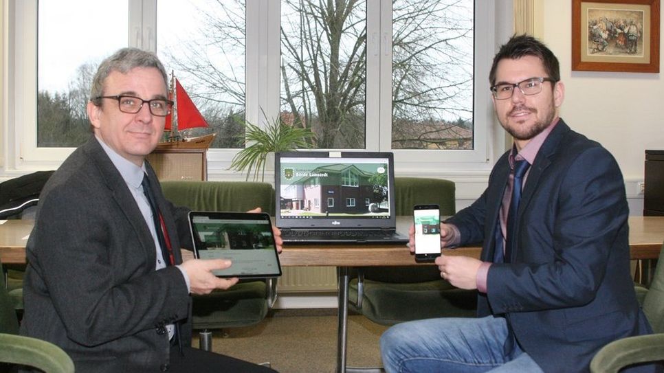 Samtgemeindebürgermeister Holger Meyer (l.) und Hauptamtsleiter Frank Springer freuen sich über das neue Zeitalter mit einer digitalen, papierlosen Ratsarbeit.  Foto: sla