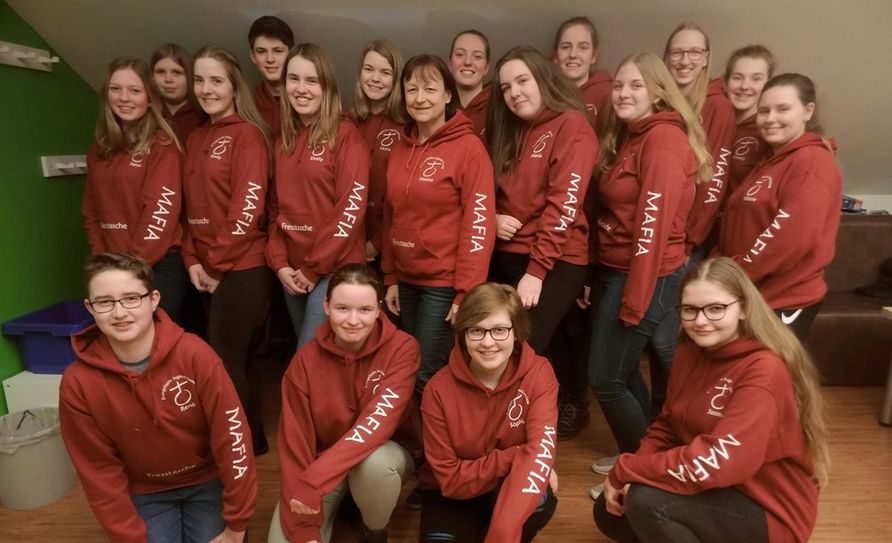 Diakonin Marina Holsten (Mitte) und ihr ehrenamtliches Mitarbeiterteam präsentieren stolz ihre neuen Pullover. Foto: dcl