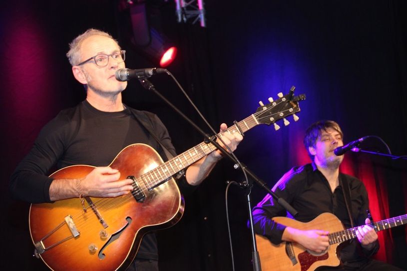 Charmant, nachdenklich, humorvoll und selbstironisch erzählte Reinhold Beckmann (l.) begleitet von Johannes Wennrich durch seine Songs von großen Gefühlen auf dem Horizonte Festival.  Foto: im