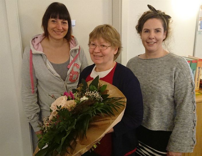 Eine schöne Überraschung erlebte Schulleiterin Susanne Linke-Pohl, als ihre Kollegen mit ihr 30jähriges Jubiläum feierten. Foto: eb