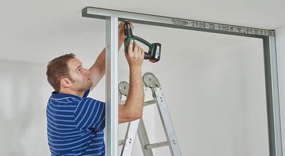 Im ersten Schritt wird die Unterkonstruktion für die geplante Trennwand aufgebaut. Foto: djd/Knauf Bauprodukte