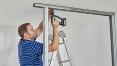 Im ersten Schritt wird die Unterkonstruktion für die geplante Trennwand aufgebaut.  Foto: djd/Knauf Bauprodukte