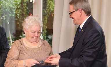 Ohne engagierte Menschen „wäre es schlecht bestellt um den Staat“: Landrat Bernd Lütjen überreichte Karin Tietjen die Niedersächsische Medaille für vorbildliche Verdienste um den Nächsten.  Foto: jm