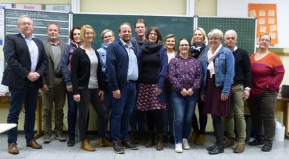 V.l.: Lars Druske, Volker Kullik (Schulleiter), Nicole Logemann, Nina Meyer, Michaela Katt, Heino Böttjer, Volker Stemmermann, Maja Zeißig, Esther Tönjes, Yvonne Müller,  Janet Kück,  Silke Homburg, Sven Brinkmann und Judith Albrecht.  Foto: eb