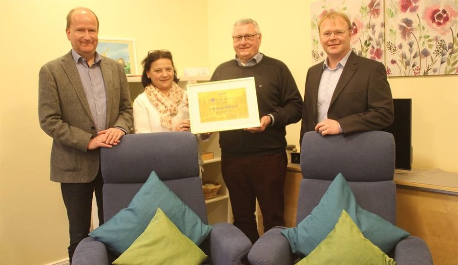 V. l.: Pastor Volker Rosenfeld, seines Zeichens Geschäftsführer des Hospiz zwischen Elbe und Weser, und die Hospizleiterin Sabine Eckstein freuen sich über die Spende der Lions-Clubs aus Ottersberg, Achim und Verden. Die Spende überreichten Ottersberg Präsident Geert Mehlhop und sein Vorstandskollege Thorsten Klarmann vom Lions Hilfswerk.  Foto: im