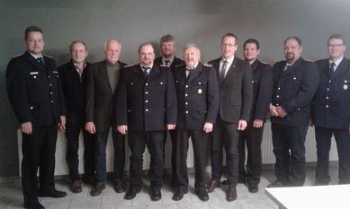Gemeindebrandmeister Stephan Beushausen, der stellvertretende Gemeindebürgermeister Klaus Hildebrand, Wilhelm Dücker, Steffan Wendelken, Hinrich Dücker, Eduard Blanken, der stellvertretende Samtgemeindebürgermeister Marco Noetzelmann, Christian Korte, Florian Lohsen, Ortsbrandmeister Lutz Korte (v.l.). Foto: eb