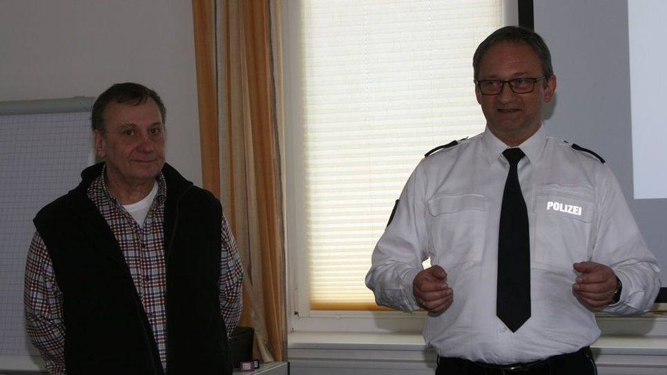Polizeioberkommissar Bernhard Isele und Fahrschullehrer Dieter Lübke überzeugten mit einem lebendigen Referat über Änderungen der StVO.  Foto: sla