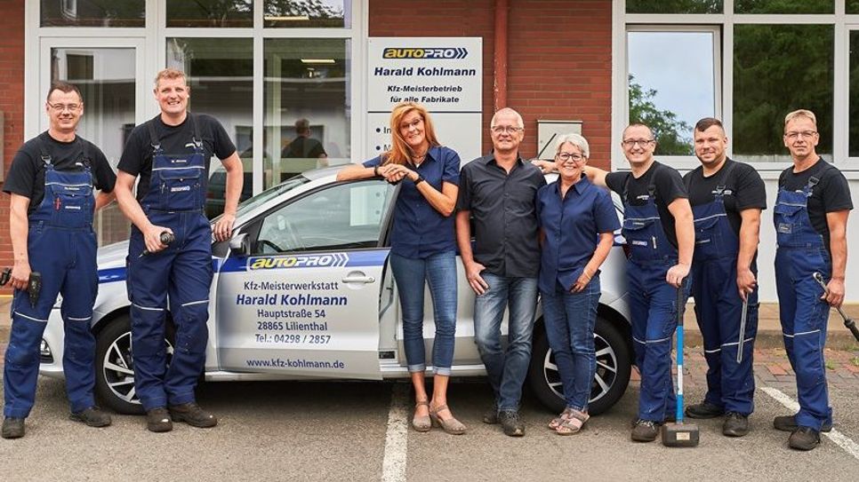 „Wir sind sehr stolz auf unsere Mitarbeiter“: Anke und Harald Kohlmann mit ihrer Mannschaft.   Foto: eb