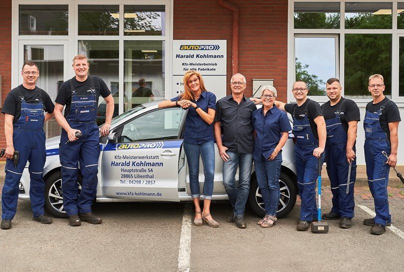 „Wir sind sehr stolz auf unsere Mitarbeiter“: Anke und Harald Kohlmann mit ihrer Mannschaft.   Foto: eb