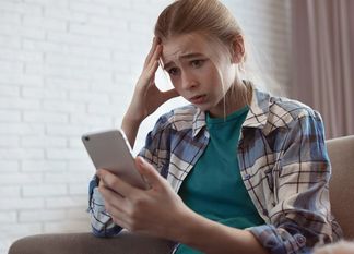 Laut Polizei häufen sich aktuell Fälle an Schulen, in denen Kinder strafbare Inhalte per WhatsApp untereinander teilen. Kinderpornografische Inhalte, Hakenkreuze und Gewaltdarstellungen seien im Umlauf. Foto: AdobeStock