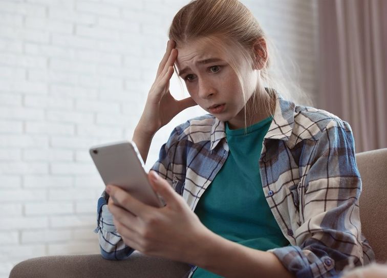 Laut Polizei häufen sich aktuell Fälle an Schulen, in denen Kinder strafbare Inhalte per WhatsApp untereinander teilen. Kinderpornografische Inhalte, Hakenkreuze und Gewaltdarstellungen seien im Umlauf. Foto: AdobeStock