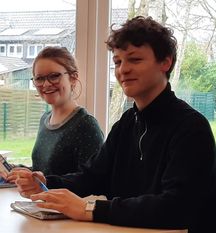 Jette Voigt und Joschua Helvogt sicherten sich im Regionalfinale von „Jugend debattiert“ jeweils einen Platz auf dem Podium. Voigt erreichte Platz drei der Oberstufenschüler, Helvogt gewann die Finaldebatte. Foto: eb