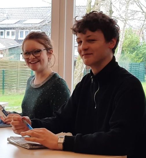 Jette Voigt und Joschua Helvogt sicherten sich im Regionalfinale von „Jugend debattiert“ jeweils einen Platz auf dem Podium. Voigt erreichte Platz drei der Oberstufenschüler, Helvogt gewann die Finaldebatte. Foto: eb