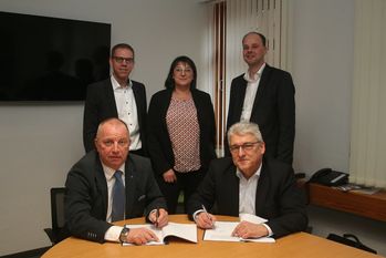 Bürgermeister Detlev Fischer und EWE Netz-Geschäftsführer Hans-Joachim  Iken (r.) unterzeichneten in Gegenwart von EWE Netz-Regionsleiter Lars Beinke, Finanzfachbereichsleiterin Carmen Oelenbüttel und EWE Netz-Kommunalbetreuer Björn Muth (v.l. hinten) die Verlängerung des Wegenutzungsvertrages. Foto: mk