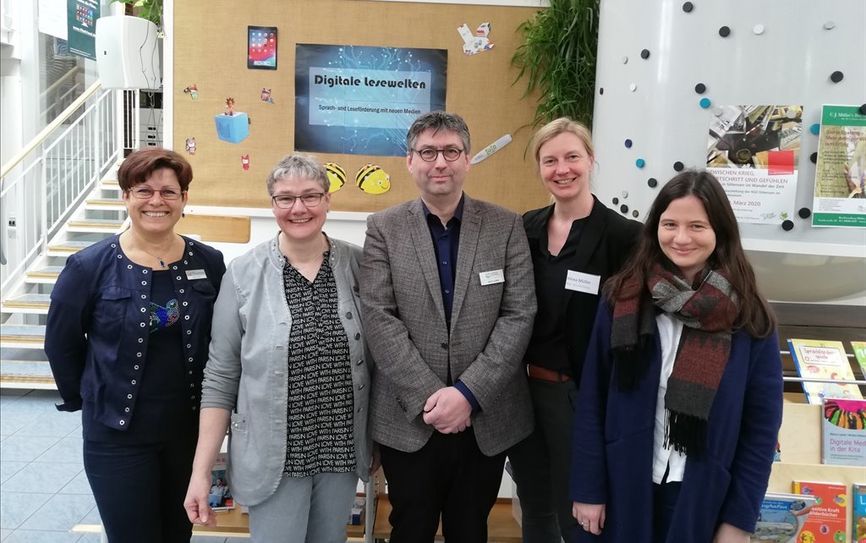 V.l.: Nadeschda Zilke und Christine Braun (Stadtbibliothek), Oliver Schütz (Bildungskoordinator Bildungsregion), Alexa Müller (Sprachbildungskoordinatorin der Niedersächsischen Landesschulbehörde), Anna Scheper (Fachberatung Kita/Sprachbildung und Sprachförderung, Landkreis) haben den Fachtag organisiert.  Foto: eb