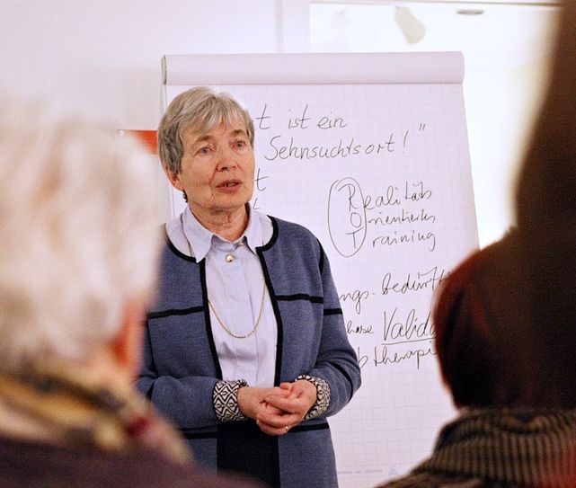 Dr. Margot Kempff-Synofzik sprach im Musterhaus zum Wohnen mit Zukunft über den Umgang mit Demenz-Patienten.  Foto: ek