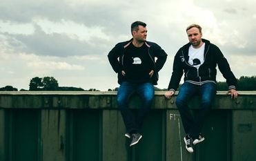 Kerle Fornia sind ein neues Duo aus Bremen. Die beiden Musiker spielen auch in der Band WirFürWen. In der Begegnungsstätte können Gäste am kommenden Freitag beide Formationen live erleben. Foto: eb