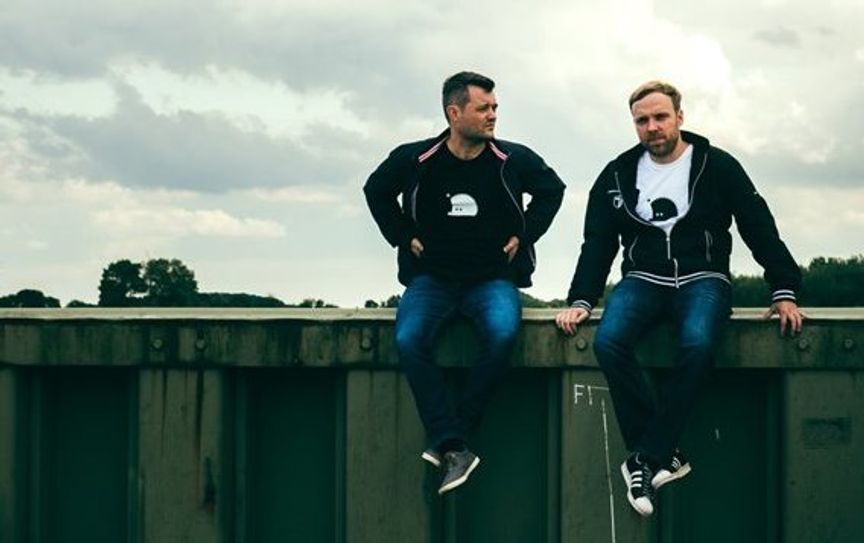 Kerle Fornia sind ein neues Duo aus Bremen. Die beiden Musiker spielen auch in der Band WirFürWen. In der Begegnungsstätte können Gäste am kommenden Freitag beide Formationen live erleben.  Foto: eb