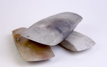 Beile aus Feuerstein wurden in der Jungsteinzeit vor circa 3.500 Jahren aufwendig hergestellt und zur Holzbearbeitung verwendet.
 Foto: Bachmann-Museum Bremervörde