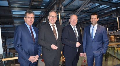 „Hier sind zwei starke Sparkassen zusammengewachsen.“ Reinhold Hilbers (zweiter von rechts) mit Ulrich Messerschmidt, Axel Miesner und Thorben Prenntzell (v. li.). Foto: eb