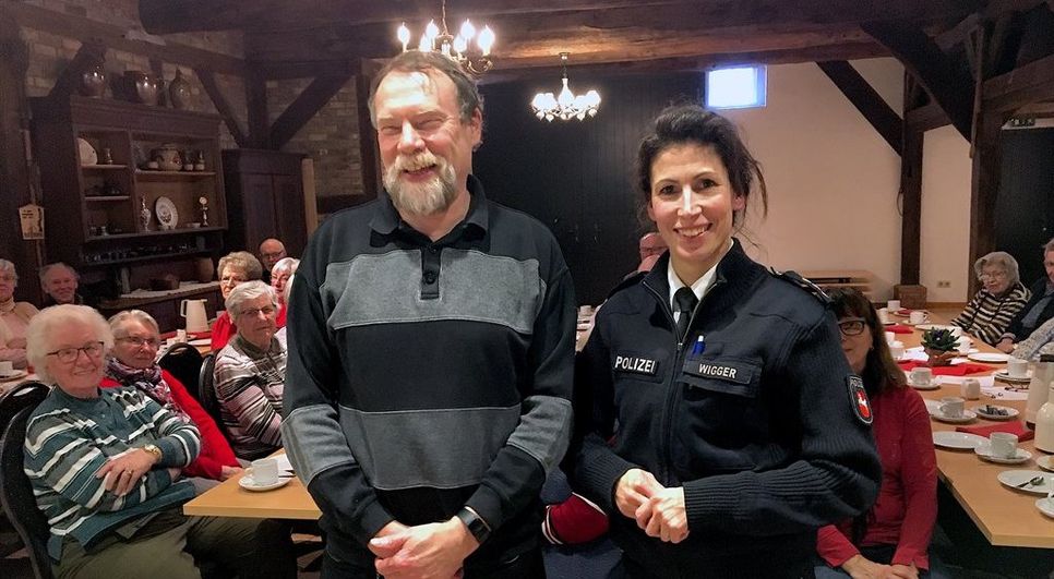Andreas Woyth und Svenja Wigger informierten über die vielen raffinierten Tricks von Einbbrechern und Trickbetrügerin. Foto: eb