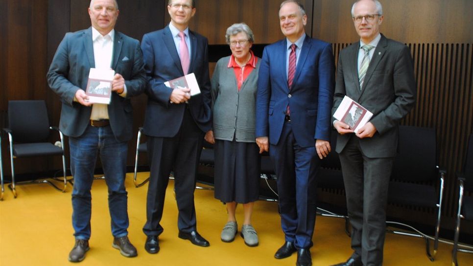 Detlev Fischer, Stefan Kalt, Dr. Elfriede Bachmann, Dr. Dannenberg und Landrat Luttmann (v.l.) freuten sich über die gelungene Vorstellung des neuen Buches. Foto: uml
