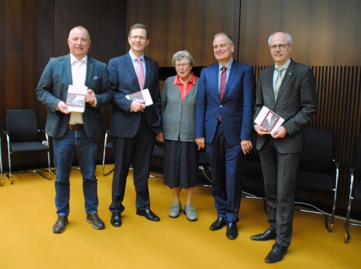 Detlev Fischer, Stefan Kalt, Dr. Elfriede Bachmann, Dr. Dannenberg und Landrat Luttmann (v.l.) freuten sich über die gelungene Vorstellung des neuen Buches. Foto: uml
