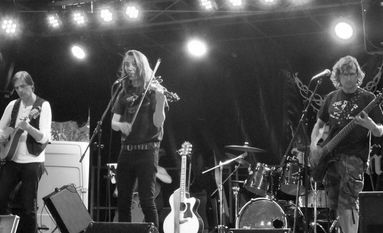 „Unsere Musik macht süchtig“, warnt Bandleader Attila Radna und freut sich auf den Auftritt am 21. März in Ohrel. Foto: Larkin