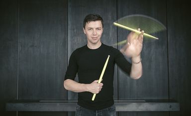 Martin Grubinger lässt das Publikum immer wieder an seiner unbändigen Spielfreude und außergewöhnlich virtuosen Programmfortionen teilhaben. Foto: Simon Pauly