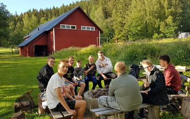 Große Wälder, der See Försjön mit seinen Inseln und die 60 Meter tiefe Skuruga-Schlucht können die Jugendlichen erkunden. Foto: eb