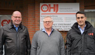 Sie haben eine gute Nachfolgeregelung gefunden (v.l.): Olaf Hoppe, geschäftsführender Gesellschafter der OHJ GmbH, Jürgen Härtlein und Bassam Kane, OHJ-Geschäftsführer. Foto: khe