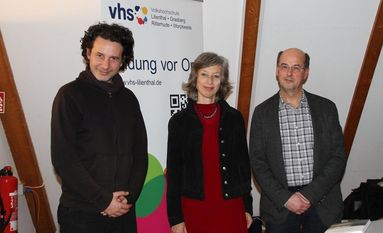 Ingo Stoevesandt (links) begleitete die VHS-Semestereröffnung in Murkens Hof musikalisch. VHS-Leiterin Martina Michelsen begrüßte den Autor von “Auflaufend Wasser”, Achim Engstler (rechts), persönlich in Murkens Hof.  Foto: mr