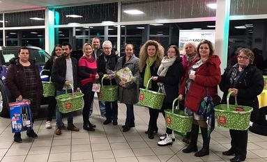 Die Gewinner des diesjährigen LiLi-Weihnachtsgewinnspiels erhielten ihre Preise im Autohaus Meyer. Foto: an