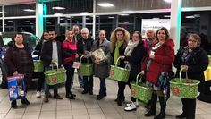 Die Gewinner des diesjährigen LiLi-Weihnachtsgewinnspiels erhielten ihre Preise im Autohaus Meyer.  Foto: an