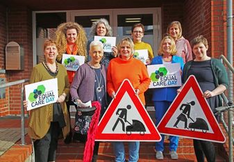 Gemeinsame Frauenpower für ein Anliegen. Die Sorgearbeit soll gleicher verteilt und mehr wertgeschätzt werden.