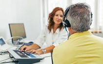 Wer sein Gehör schon frühzeitig überprüfen lässt und bei Bedarf ein Hörgerät trägt, kann dem kognitiven Verfall entgegenwirken.
 Foto: djd/audibene GmbH