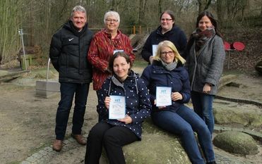 Hinten v. l.: Fachberater Tomas Meyer (Landkreis), Angelika Glüsing (Kita Dörpskinner Alfstedt/Ebersdorf), Lena Fitschen (Waldkindergarten Zeven), Fachberaterin Anna Scheper (Landkreis), vorne v. l.: Luise Runge (Kita „Alte Post“ Lauenbrück) und Anna Hartmann (Bewegungskindergarten Klostergang, Zeven).