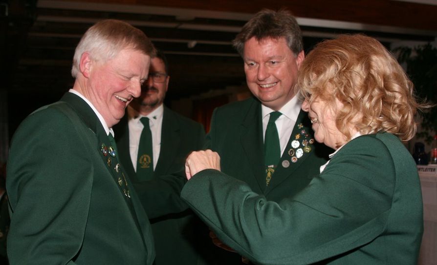 NWDSB-Präsident Frank Pingel  (Mitte) und seine Stellvertreterin Marion Siemer  zeichneten Bezirkssportleiter Wilfried Busch mit dem Ehrenzeichen in Gold des Landesverbandes aus.  Foto: sla