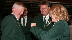 NWDSB-Präsident Frank Pingel  (Mitte) und seine Stellvertreterin Marion Siemer  zeichneten Bezirkssportleiter Wilfried Busch mit dem Ehrenzeichen in Gold des Landesverbandes aus.  Foto: sla