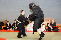 Kinder stark machen - Vor allem auf der Kindermatte war unter Einsatz eines Vollschutzanzuges Action angesagt. Foto: S. Seeger