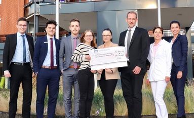 Von links: Die Auszubildenden Nick Wrieden, Kevin Steinle, Ray Meyer, Annalena Notthoff, Elena Boger, Einrichtungsleiter Stephan Graf-Perschau, Pflegedienstleitung Kerstin Kulanek und die Ausbildungsleiterin der Volksbank Osterholz Bremervörde, Kristin Meyer.  Foto: ak