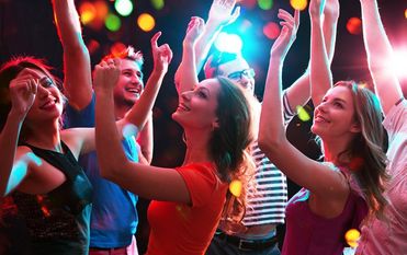 Ausgelassen feiern und Spaß haben können die Jugendlichen am 14. März in der Teenie Disco. Foto: Adobe stock/ chagin