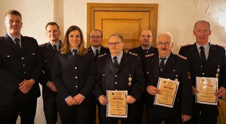 Die beförderten und geehrten Mitglieder der Freiwilligen Feuerwehr Kirchwistedt mit Ortsbrandmeister Malte Hoffmann (l.). Foto: khe
